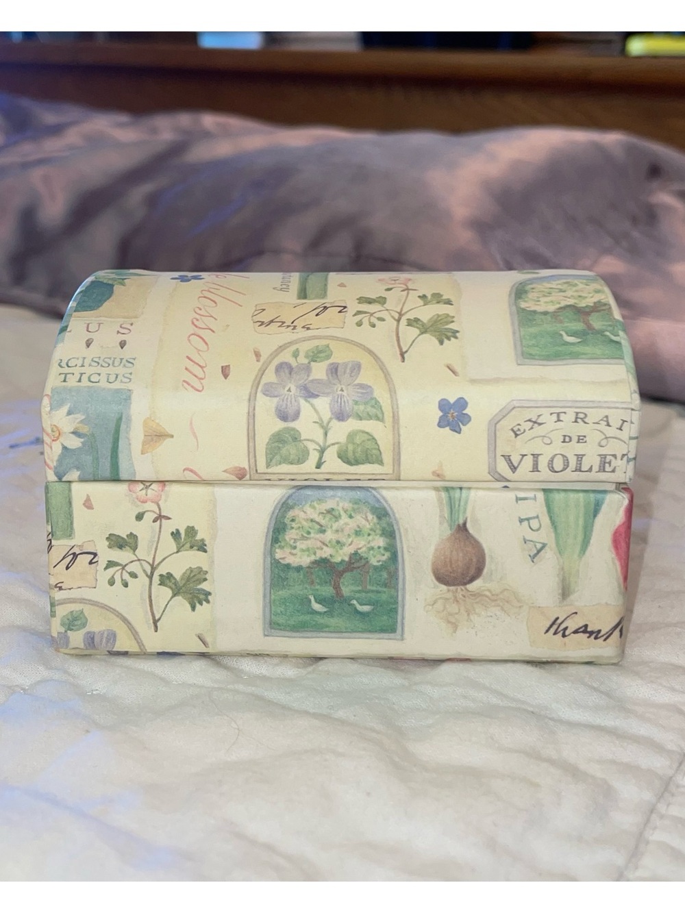 Vintage small Dome Botanical keepsakes box. 1970’s in pristine condition. - Picture 14 of 15